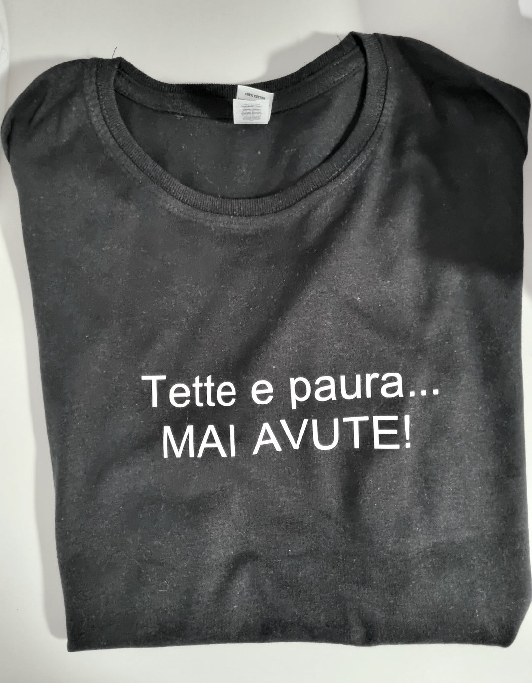 T-shirt tette e paura