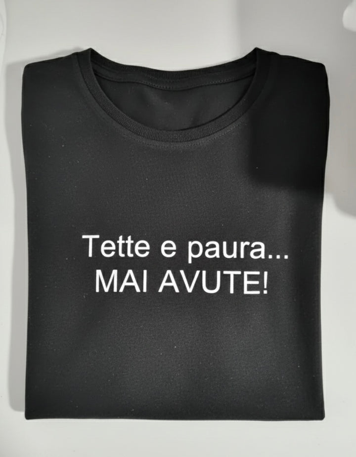 T-shirt tette e paura