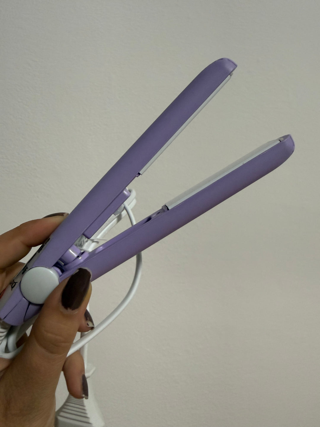✨ Mini Piastra da Viaggio – Capelli Perfetti Ovunque ✨