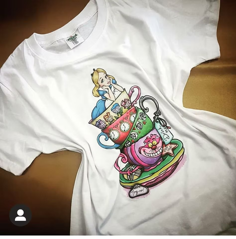 T-shirt Alice in tazza
