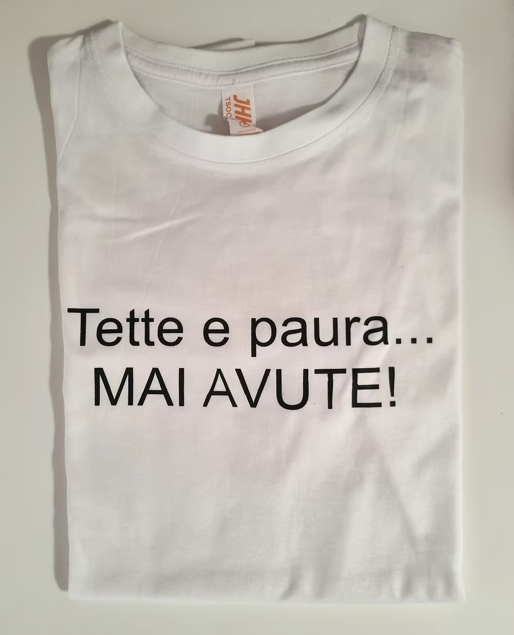 T-shirt tette e paura
