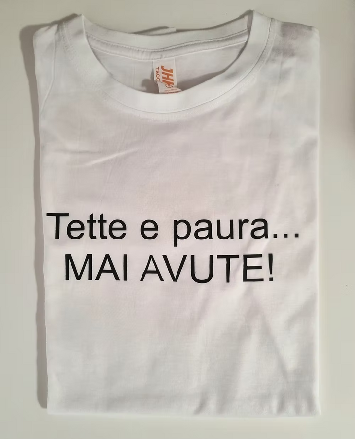 T-shirt tette e paura