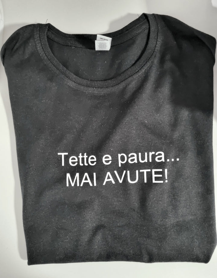 T-shirt tette e paura