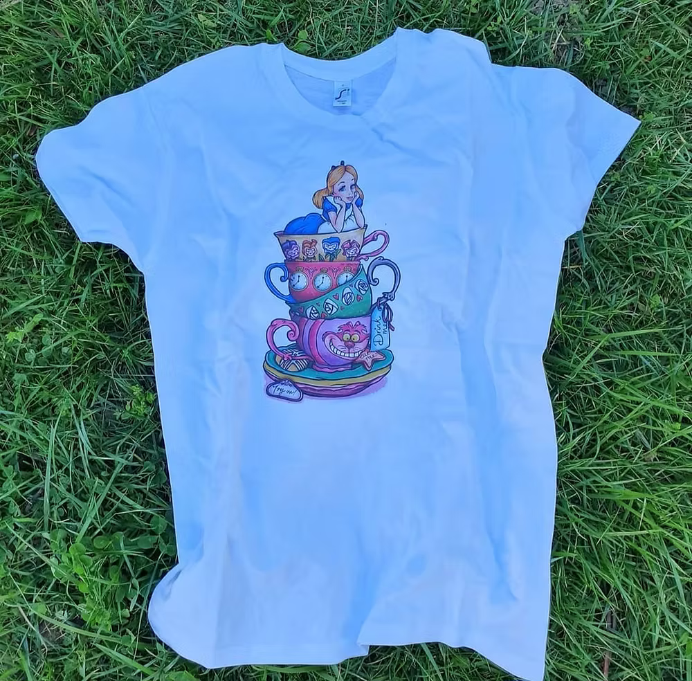 T-shirt Alice in tazza