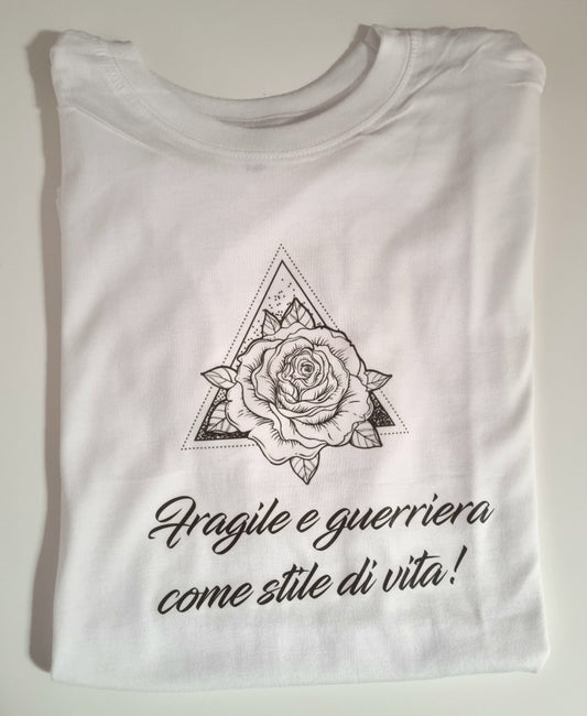 T-shirt fragile e guerriera